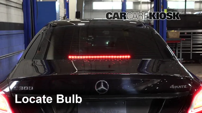 2020 Mercedes-Benz C300 4Matic 2.0L 4 Cyl. Turbo Éclairage Feu de freinage central (remplacer l'ampoule)